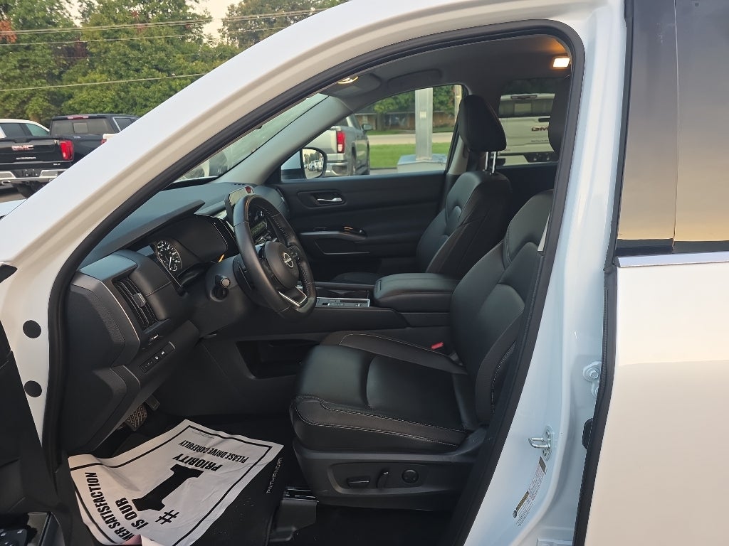 2025 Nissan Pathfinder SL